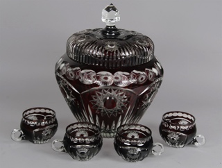 Lote 733: GRAN PONCHERA CON ONCE TAZAS DE CRISTAL CHECOSLOVACO. GRAN PONCHERA CON ONCE TAZAS DE CRISTAL CHECOSLOVACO.