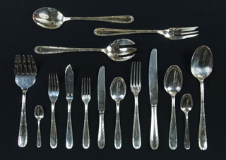 Lote 619: CONJUNTO DE CUBIERTOS DE METAL CHRISTOFLE PLATEADO.  CONJUNTO DE CUBIERTOS DE METAL CHRISTOFLE PLATEADO. 