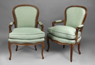 Lote 370: PAR DE SILLONES DE ESTILO FRANCES LUIS XV.  PAR DE SILLONES DE ESTILO FRANCES LUIS XV. 