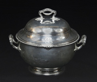 Lote 586: GUISERA CIRCULAR DE PLATA FRANCESA SELLADA CON TAPA. GUISERA CIRCULAR DE PLATA FRANCESA SELLADA CON TAPA.