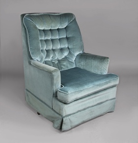 Lote 373: SILLON HAMACA DE LINEA MODERNA TOTALMENTE TAPIZADO.  SILLON HAMACA DE LINEA MODERNA TOTALMENTE TAPIZADO. 