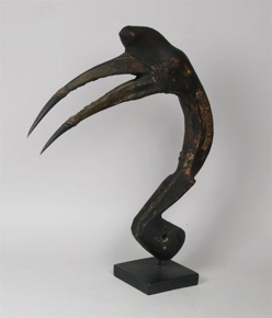 Lote 702: ANTIGUO SEÑUELO 'BURTU' DE LA TRIBU HAUSA.  ANTIGUO SEÑUELO 'BURTU' DE LA TRIBU HAUSA. 