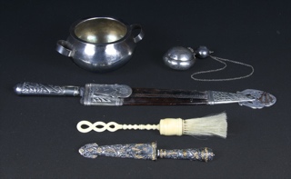 Lotes 612, 613, 614, 615 y 616: 
																		PEQUEÑA BACINILLA DE PLATA 925 CON ASAS LATERALES. 
																		DOS PEQUEÑOS PASTILLEROS PERSAS DE METAL. 
																		GRAN CUCHILLO CRIOLLO ANTIGUO CON PUNZON DE ORFEBRE.
																		CEPILLO HINDU DE MARFIL ESCULPIDO. 
																		CUCHILLO VERIJERO CRIOLLO CINCELADO Y SELLADO.