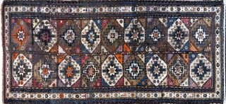 Lote 496: ANTIGUA ALFOMBRA CAUCASICA DE LANA TEJIDA A MANO.  ANTIGUA ALFOMBRA CAUCASICA DE LANA TEJIDA A MANO. 