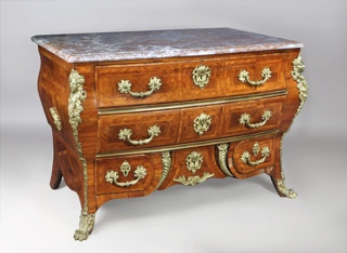 Lote 211: ANTIGUA COMODA FRANCESA DE ESTILO LUIS XV.  ANTIGUA COMODA FRANCESA DE ESTILO LUIS XV. 