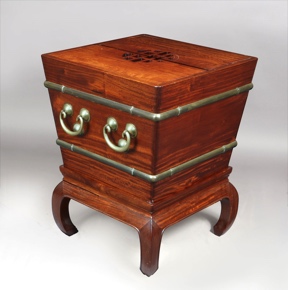 Lote 322: MUEBLE BAJO ESTILO ORIENTAL PARA ENFRIAR BOTELLAS.  MUEBLE BAJO ESTILO ORIENTAL PARA ENFRIAR BOTELLAS. 