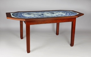 Lote 250: MESA ESTILO ORIENTAL CON TAPA DE CERAMICA PARA COMEDOR.  MESA ESTILO ORIENTAL CON TAPA DE CERAMICA PARA COMEDOR. 