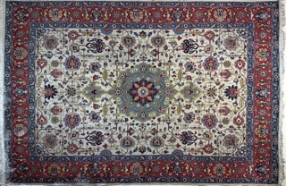 Lote 480: ALFOMBRA PERSA TABRIZ DE LANA TEJIDA A MANO.  ALFOMBRA PERSA TABRIZ DE LANA TEJIDA A MANO. 