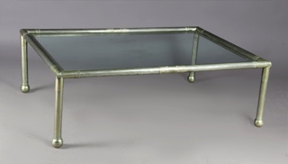 Lote 229: MESA BAJA RECTANGULAR CON ARMAZON DE METAL.  MESA BAJA RECTANGULAR CON ARMAZON DE METAL. 