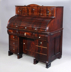 Lote 281: ESCRITORIO ESTILO INGLES CON ALZADA Y TAPA CORTINA.  ESCRITORIO ESTILO INGLES CON ALZADA Y TAPA CORTINA. 