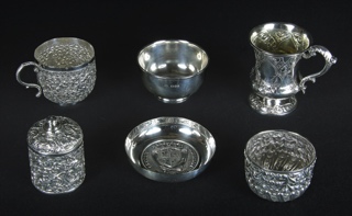 Lote 599: CINCO PEQUEÑAS PIEZAS DIFERENTES DE PLATA INGLESA. CINCO PEQUEÑAS PIEZAS DIFERENTES DE PLATA INGLESA.