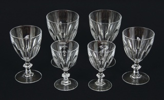 Lote 558: JUEGO DE COPAS DE MEDIO CRISTAL FACETADO. JUEGO DE COPAS DE MEDIO CRISTAL FACETADO.