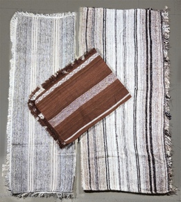 Lote 500: TRES PONCHOS CRIOLLOS DE MEDIADOS DEL SIGLO XX.  TRES PONCHOS CRIOLLOS DE MEDIADOS DEL SIGLO XX. 