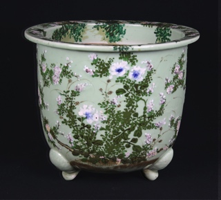 Lote 644: GRAN MACETERO DE PORCELANA FRANCESA ESMALTADA. GRAN MACETERO DE PORCELANA FRANCESA ESMALTADA.