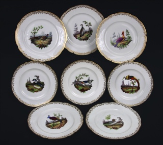 Lote 645: CONJUNTO DE PORCELANA FRANCESA DE LIMOGES PARA MESA. CONJUNTO DE PORCELANA FRANCESA DE LIMOGES PARA MESA.